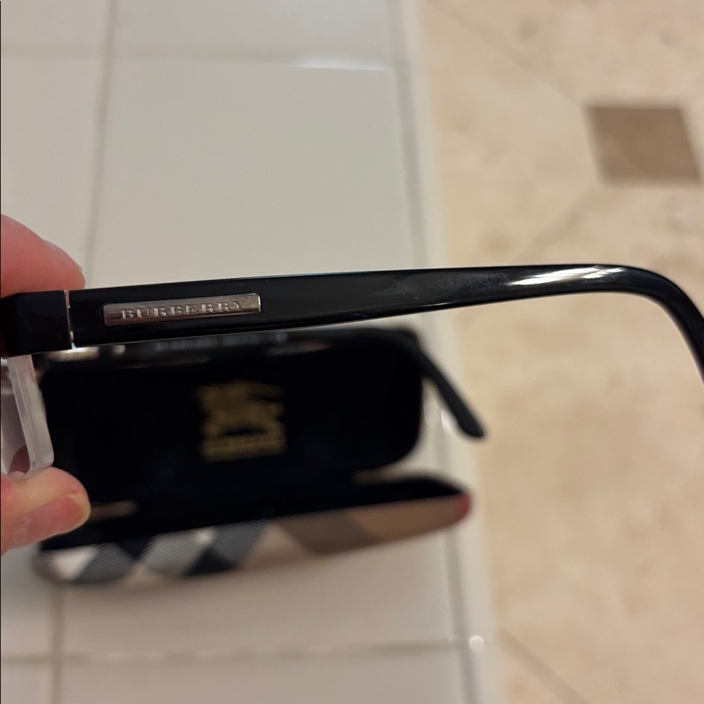 Burberry prescription Eyeglass frame. Includes hard case - Picture 6 of 11
